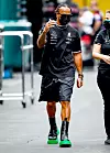Lewis Hamilton trendi čizmice iskombinirao je s kratkim crnim sportskim kompletom.