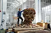 Piet Hein Eek pokraj skulpture 'Random Waste Wood Man', jedne od nekoliko glava napravljenih od otpadnog materijala u njegovoj radionici