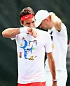 Roger Federer kao monogram man - u majici s monogramom.