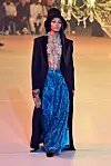 Naomi Campbell u čast preminulog dizajnera nosila je upečatljivu kombinaciju na pisti.