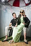 IDA Zelena haljina Pinko 449,90 €/ Kožna jakna Pinko 749,90 €/ Sunčane naočale Saint Laurent 769,90 €/ Natikače Kurt Geiger London 224,90 €/ Ogrlica Ariana Grande x Swarovski 289,90 € - sve Answear.hr VANI Duksa adidas Feelcozy 54,99 €/ majica adidas Originals 42,99 €/ tenisice adidas Originals Samba 129,90 €/ Torba oko struka Tommy Hilfiger 69,90 €/ - sve Answear.hr