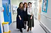 Sarah Ferguson s princezama Beatrice i Eugenie na odjelu bolnice Teenage Cancer Trust koji se javno odrekao pokroviteljstva vojvotkinje