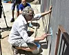 Alem Ćurin potpisuje mural u Splitu.