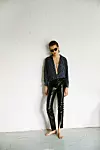 Lucija nosi košulju i naočale privatno vlasništvo; hlače Diesel