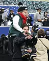 Bradley Cooper je strastveni i dugogodišnji navijač momčadi američkog nogometa Philadelphia Eagles, a svoju ljubav prema njima prenio je i na Leu