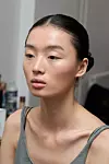 Od kozmetičkih proizvoda godinama je, kaže, vjerna Armanijevoj Luminous silk podlozi koju kombinira sa nedavno otkrivenim favoritom YSL All hours luminous matte podlogom