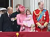 LONDON, ENGLAND - JUNE 17: Prince Philip, Duke of Edinburgh, Catherine, Duchess of Cambridge, Princess Charlotte of Cambridge, Prince George of Cambridge and Prince William, Duke of Cambridge look out from the balcony of Buckingham Palace during the Trooping the Colour parade on June 17, 2017 in London, England. (Photo by Chris Jackson/Getty Images)
