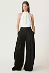 Zara top s američkim izrezom (39,95 eura)/Zara široke hlače 69,95 eura)