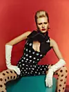 Triko VIVIENNE WESTWOOD i pojas s mašnom nošen kao šal ERDEM, sve Zalando; naušnice od jantara RODEBJER, Garderoba Concept Store; visoke rukavice od kože MANGO; čarape iz fundusa stilista