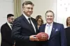 Premijer Andrej Plenkovic Belichicku je uručio hrvatsku domovnicu
