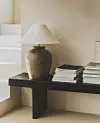 Zara Home stolna lampa s keramičkim postoljem (189 eura)