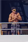 Zac Efron nema nikoga da mu pomogne namazati se zaštitnom kremom