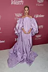 Katy Perry u lila toaleti