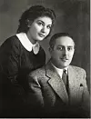 Maria Callas u New Yorku 1938., s ocem Georgeom Kalogeropoulosom koji je nakon dolaska u Ameriku prvo skratio prezime u Kalos, a potom u Callas.