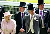 Princ Philip s kraljicom Elizabetom II čijem outfitu prilagodi boju karanfila