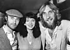 Kate Bush 1980. u društvu Phil Collinsa i Mike Rutherforda