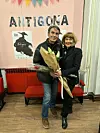 Ovaj put Anja je kupila cvijeće svom suprugu za premijeru