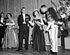 Kraljica Elizabeta u prekrasnoj plavoj haljini od svilenog baršuna 1958. u Nizozemskoj, sa suprugom, pricem Philipom i nizozemskim ministrom vanjskih poslova Josephom Lunsom