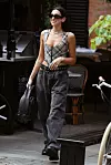 Dua Lipa kombinira retro i moderne komade odjeće.