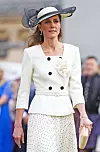 Izabrala je komplet kuće Self-Portrait, naušnice iz osobne kolekcije kraljice Elizabete i narukvicu princeze Diane