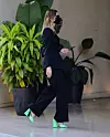 Hailey Bieber crno odijelo je začinila neon zelenim sandalama.