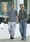 Romeo Beckham i Mia Regan uhvaćeni su u šetnji držeći se za ruke