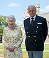 Kraljica Elizabeta i princ Philip, portret za njegov 99. rođendan. Angela Kelly je dizajnirala haljinu