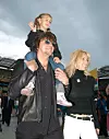 Heather Locklear i Richie Sambora sa kćeri Avom 2003., u Irskoj