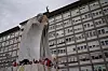 Ispod statue sv. Ivana Pavla II. koja se nalazi ispred bolnice Gemelli, vjernici su danima ostavljali cvijeće za papu