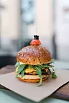 mEGGa burger s domaćom junetinom, jajetom i cheddar sirom