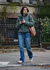 Puffer jaknu kći Katie Holmes i Toma Cruisea iskombinirala je na klasične traperice ravnog kroja i bezvremenske Conversice