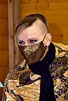 2020. godine je imala napola obrijanu frizuru