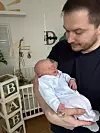 Darko i Maja uživaju u maženjima s njihovom bebom