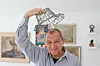 Nesvakidašnji šešir dar je francuskog umjetnika grčkog podrijetla, Georges Siphianosa