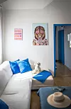 Iako je apartman mali vizualno ga je proširila svjetlim tonovima