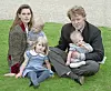 Fotografija iz djetinjstva s majkom Victorijom Lockwood i ocem Charlesom Spencerom, bratom Lady Di, te starijom sestrom Kitty