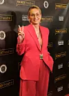 Sharon Stone u odijelu čina boja simbolizira borbu protiv moždanog udara među ženama