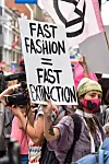Prosvjednici upozoravaju na opasnosti fast fashion brendova Fotografija: Profimedia