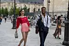 Lily Collins i Lucien Laviscount na setu serije