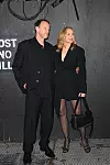Kim Cattrall s partnerom Russellom Thomasom na modnoj reviji Alexandera Wanga 2024., u New Yorku
