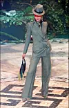 Klasično odijelo Givenchy na haute couture reviji Autumn/Winter 1998. Fotografija: Profimedia