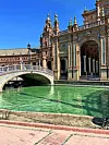 Plaza de España dio je gradskog Parka Maria Luisa i podijeljen je kanalom kojim se možete provozati unajmljenim čamcem.