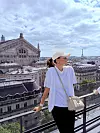 Lana Biželj i zgrada Pariške opere u pozadini