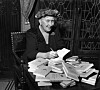 Agatha Christie 1950. potpisuje francuska izdanja svojih knjiga