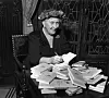 Agatha Christie 1950. potpisuje francuska izdanja svojih knjiga