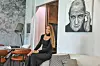 Jasminka uz crno-bijeli portret glumca Anthonyja Hopkinsa