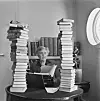 Okružena svojim brojnim djelima Agatha Christie početkom 50-ih godina ponosno pozira u svom domu