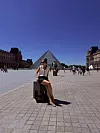 Lana Biželj i Piramida muzeja Louvre