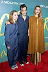 Vivienne Jolie-Pitt, kompozitor Justin Levine i Angelina Jolie na crvenom tepihu