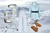 Zimske buce Moon Boot; Zalando (1279 kn; 169,72 eura)/ prošivene hlače Khrisjoy; Farfetch (709 eura)/ skijaška jakna Moncler Grenoble; Farfetch (1547 eura)/ čupave rukavice Max Mara (155 eura)
